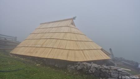 Preskarjeva koča na Veliki planini - obnova strehe (2)